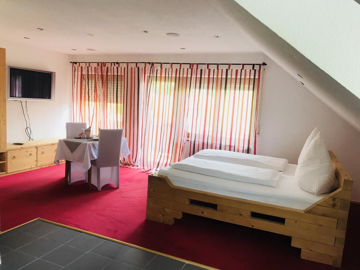 Hotel Gasthof Zum Lowen Wiechs am Randen Екстериор снимка